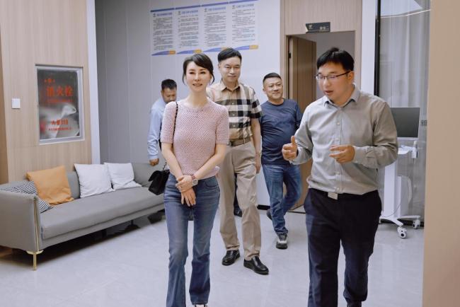 著名歌唱家祖海到炎黄科技园参观