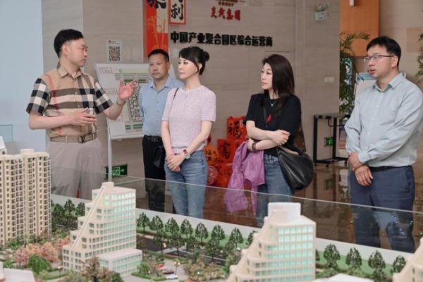 信钰证券  著名歌唱家祖海到炎黄科技园参观